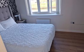 Stunning Canal View 2 Bedroom Home With Free Parking